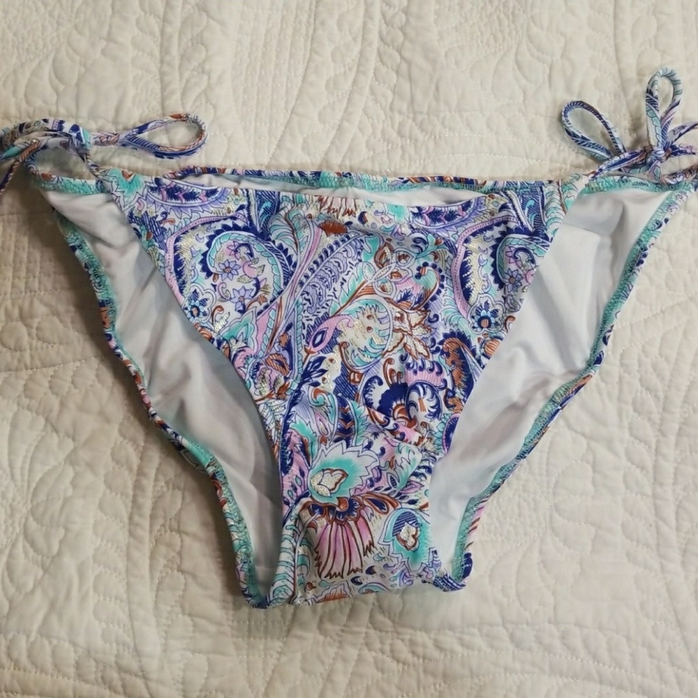 Bikini - Picture 2 of 5